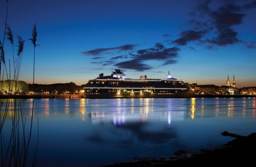 Bordeaux-Night-2013b_525x343 cruise ship lighted up at night