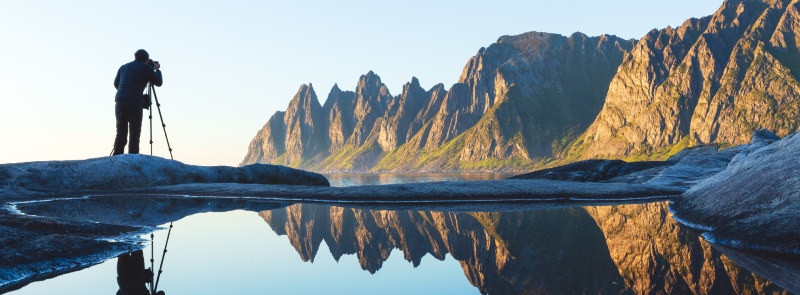 dreamstime_xl_116711611_service-experience landscape view of a photographer taking picture of mountains
