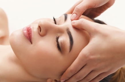 Cuidado de la piel woman receiving skin care on face